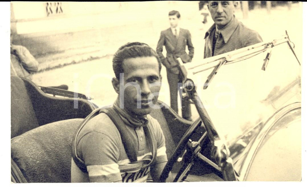 Fotografia d epoca originale 1930 ca MILANO CICLISMO Atleta della squadra BIANCHI arriva in auto a una gara 1