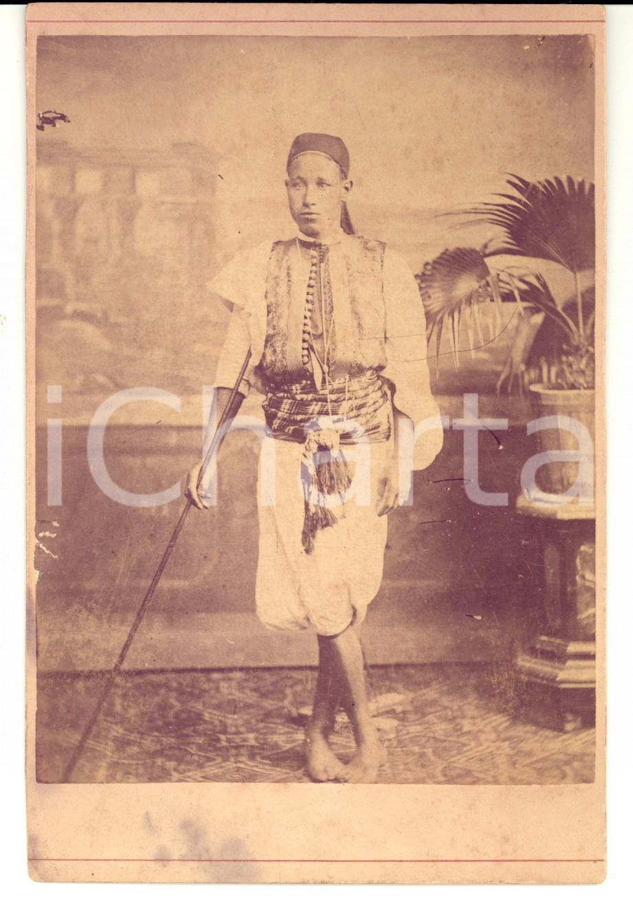 Fotografia d epoca originale 1880 ca AFRICA SETTENTRIONALE Giovane in costume tradizionale Fotografia RARA 1