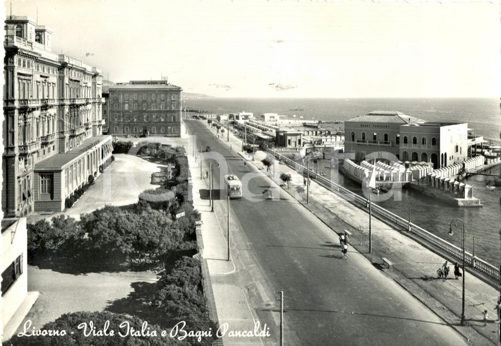 Cartolina originale da collezione 1956 LIVORNO Filobus in Viale ITALIA e Bagni PANCALDI FG VG 1