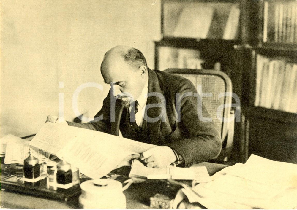 Cartolina originale da collezione 1969 MOSCA Propaganda URSS Vladimir LENIN legge PRAVDA al CREMLINO Ristampa 1