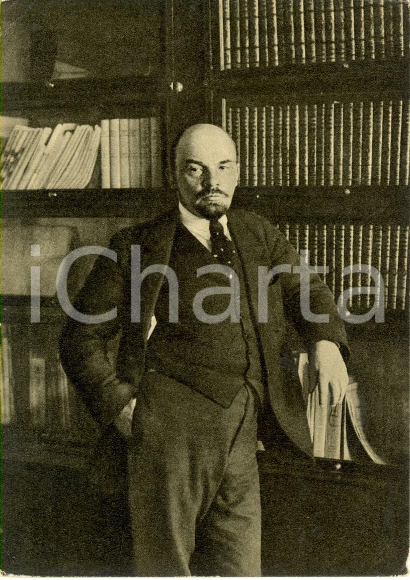 Cartolina originale da collezione 1969 MOSCA Propaganda URSS Vladimir LENIN davanti alla sua libreria al CREMLINO 1