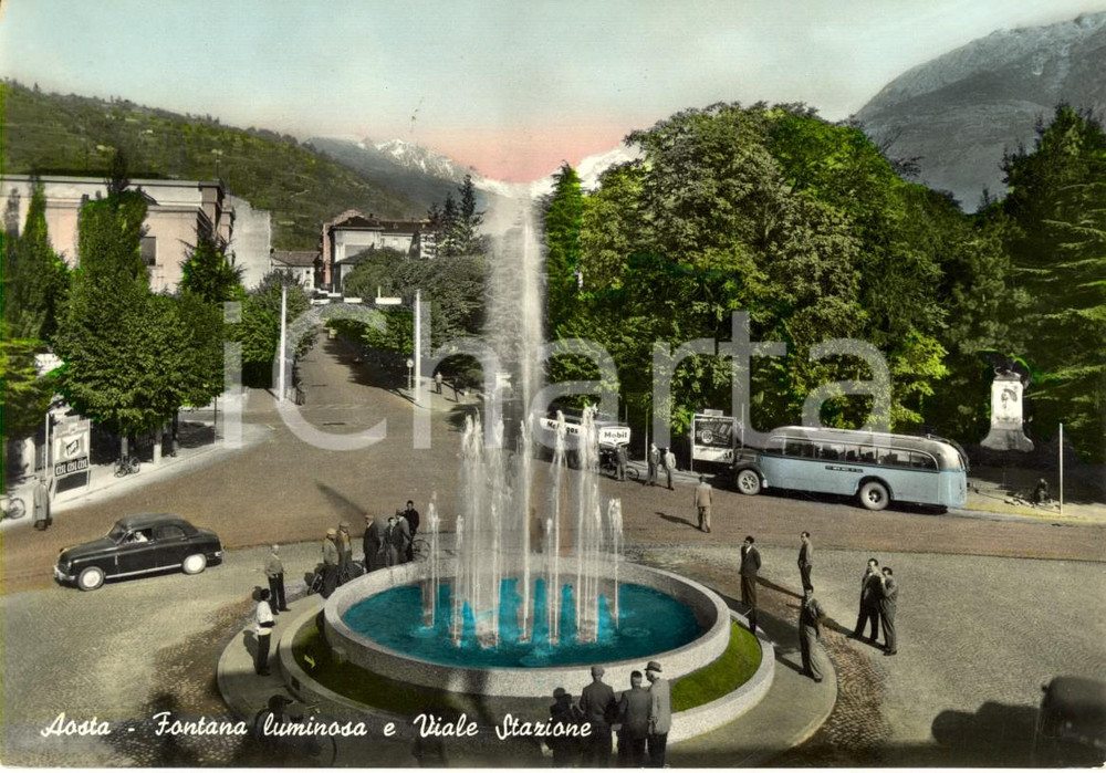 Cartolina originale da collezione 1957 AOSTA Pullman e autocisterna MOBIL a fontana luminosa di viale STAZIONE FG 1