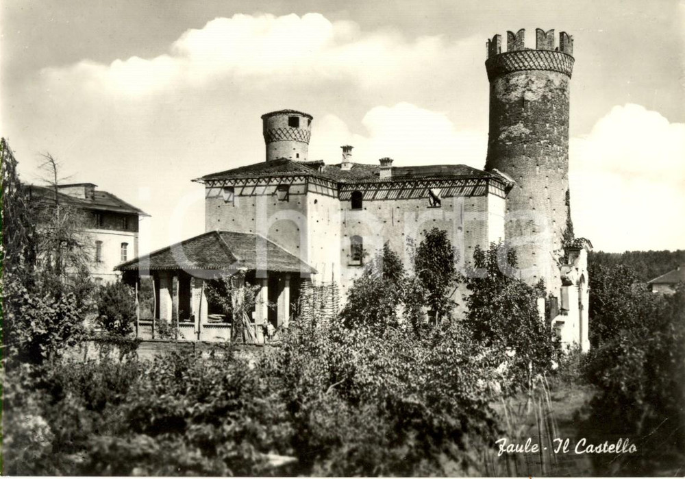 1960 ca FAULE (CN) Veduta esterna del castello del paese Cartolina postale FG NV