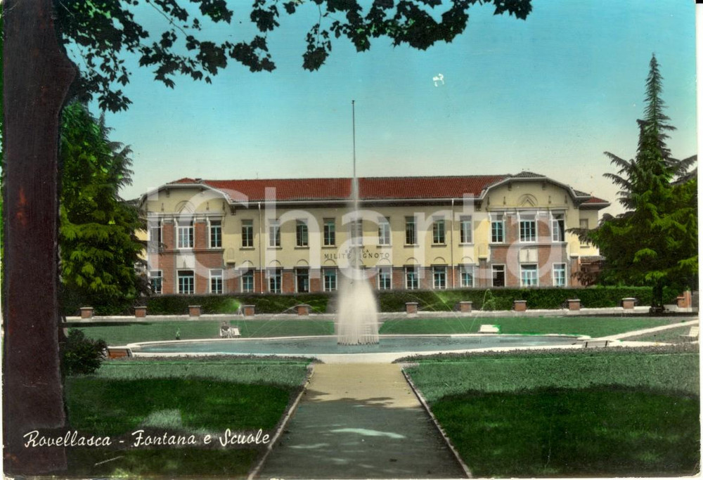 Cartolina originale da collezione 1964 ROVELLASCA CO La scuola MILITE IGNOTO e la fontana Cartolina FG VG 1
