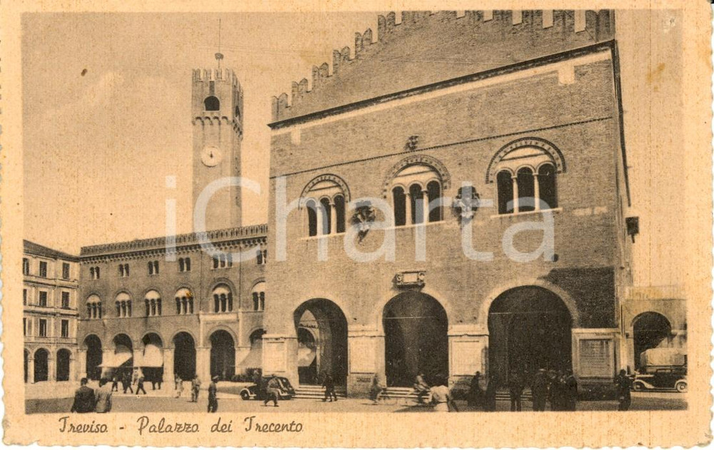 Cartolina originale da collezione 1940 ca TREVISO Passanti e automobili davanti a Palazzo dei TRECENTO FP NV 1