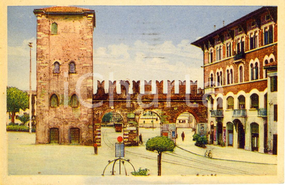 Cartolina originale da collezione 1948 UDINE Veduta di Porta AQUILEIA con tram e passanti Cartolina postale FP VG 1