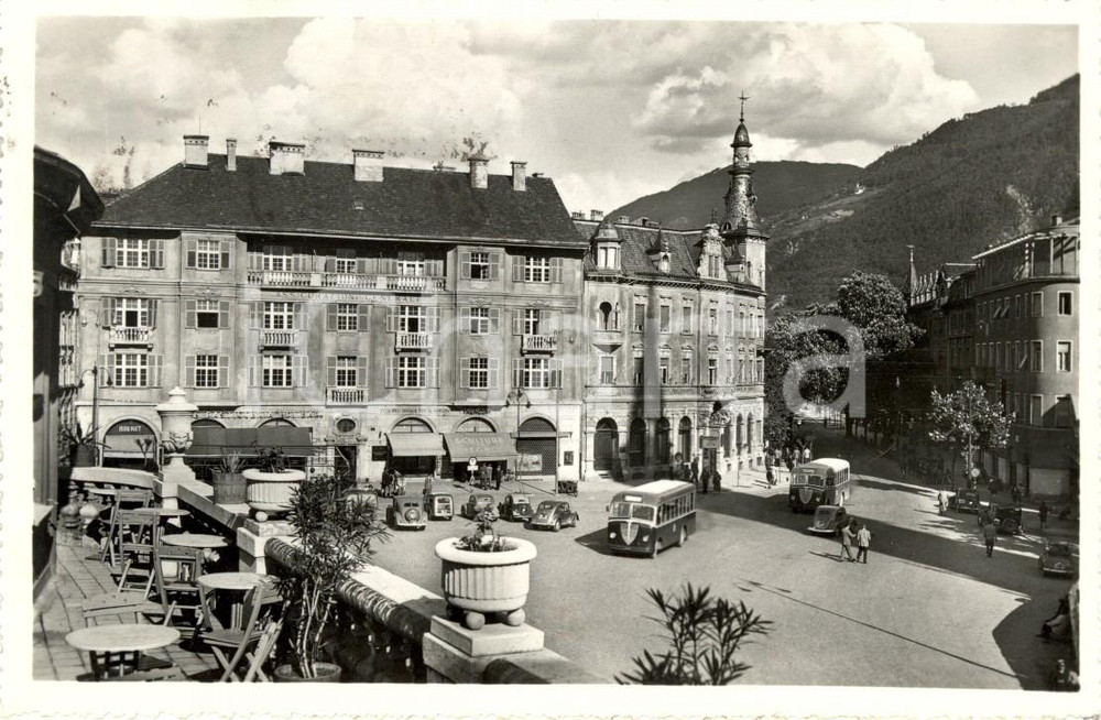 Cartolina originale da collezione 1955 BOLZANO Panorama di piazza WALTHER con auto, pullman e passanti FP VG 1