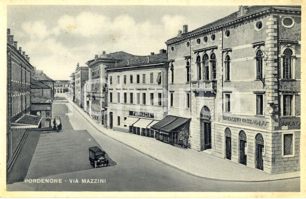Cartolina originale da collezione 1940 ca PORDENONE Veduta di via MAZZINI con Banca Cattolica Veneto Cartolina FP 1