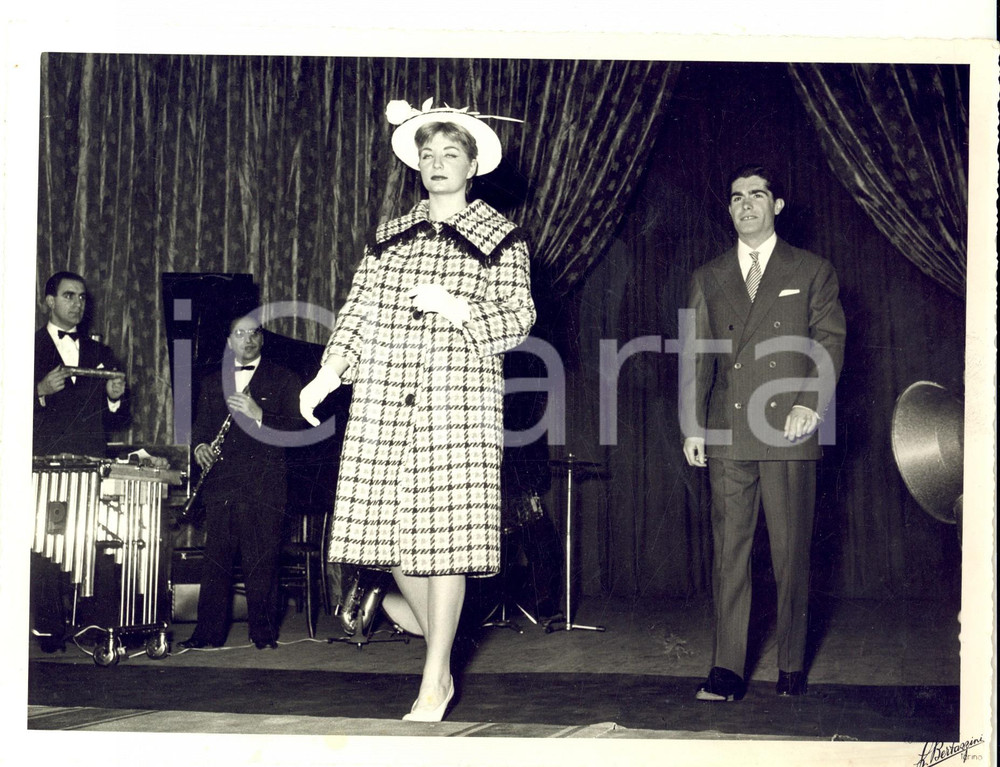 Fotografia d epoca originale 1959 TORINO Coppia di modelli in passerella Fotografia BERTAZZINI MODA 1