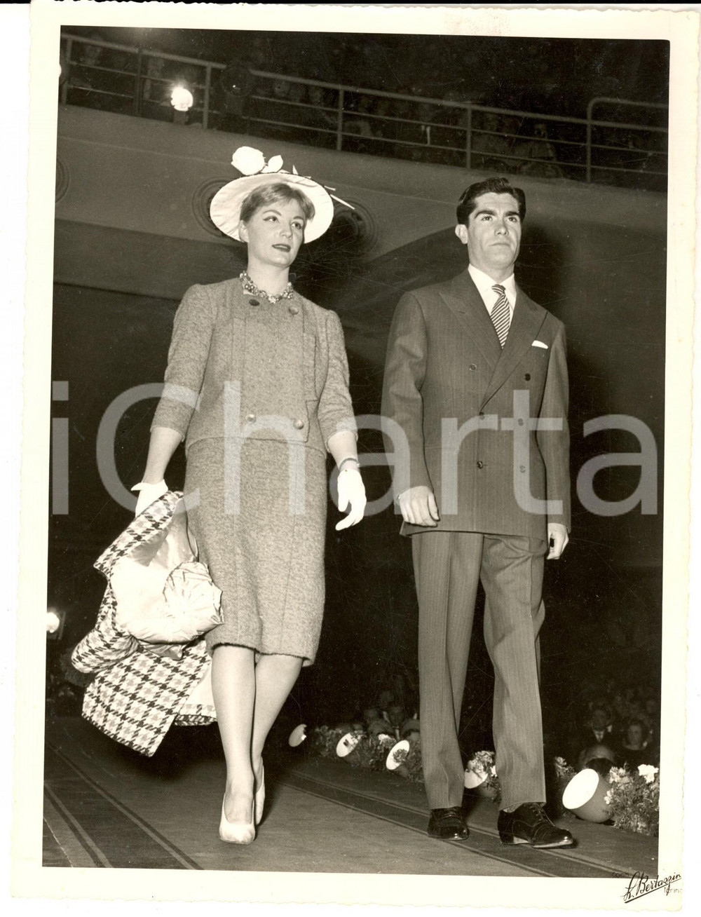 Fotografia d epoca originale 1959 TORINO Coppa di modelli sfila in passerella Foto BERTAZZINI MODA 1