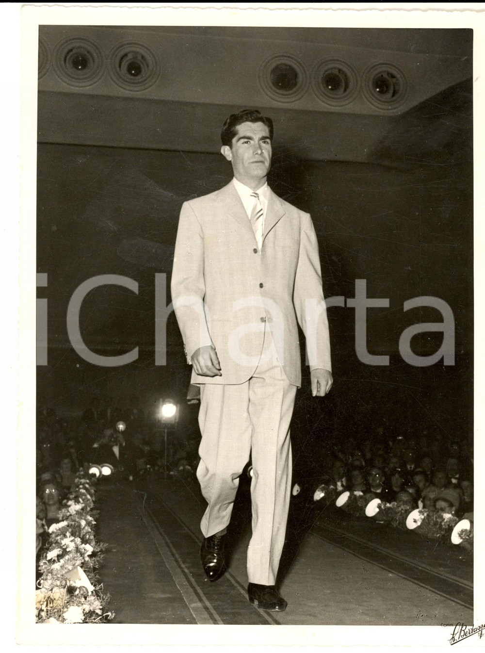 Fotografia d epoca originale 1959 TORINO Modello sfila con completo chiaro Foto BERTAZZINI MODA UOMO 1