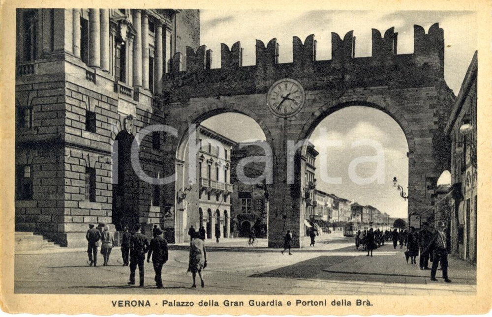 Cartolina originale da collezione 1930 VERONA Palazzo GRAN GUARDIA e Portoni della BRA  con passanti FP NV 1