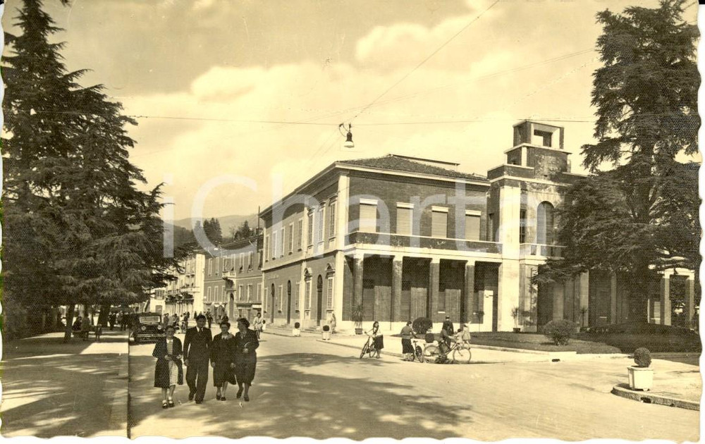 Cartolina originale da collezione 1950 ca LUINO VA Passanti in viale DANTE davanti al Palazzo municipale FP NV 1