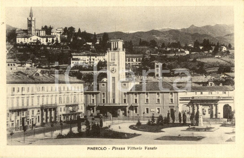 Cartolina originale da collezione 1944 PINEROLO TO Veduta di piazza VITTORIO VENETO con Palazzo del Comune FP VG 1