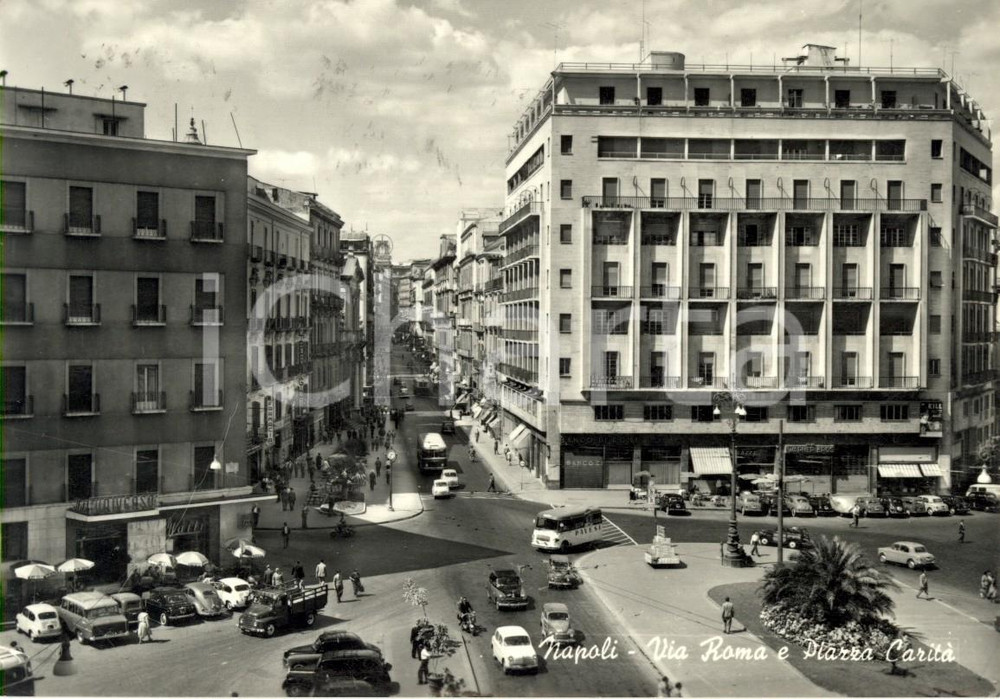 Cartolina originale da collezione 1957 NAPOLI Veduta di via ROMA e piazza CARITA  con auto e passanti FG VG 1