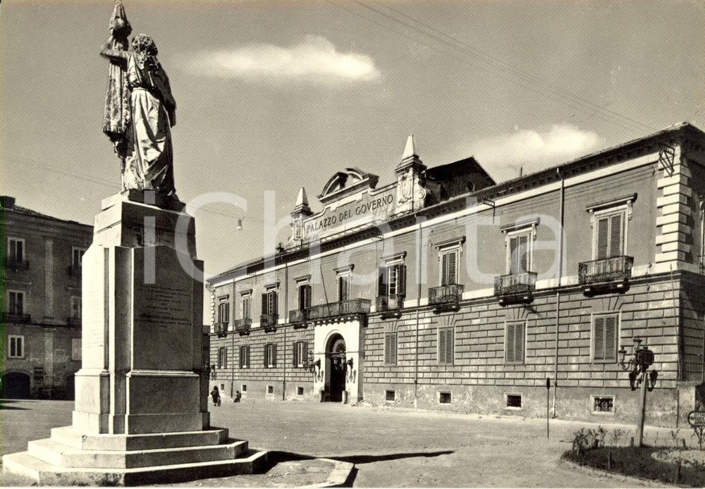 Cartolina originale da collezione 1955 ca COSENZA Veduta esterna del Palazzo del GOVERNO Cartolina ANIMATA FG NV 1