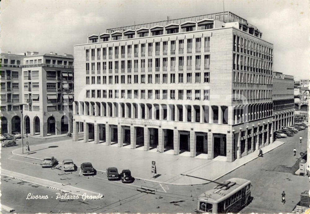 Cartolina originale da collezione 1957 LIVORNO Veduta esterna di Palazzo Grande con auto e filobus ANIMATA FG VG 1