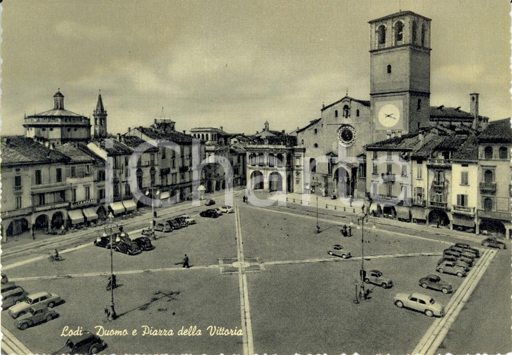 Cartolina originale da collezione 1940 ca LODI Veduta di piazza VITTORIA con Cattedrale dell ASSUNTA ANIMATA FG 1