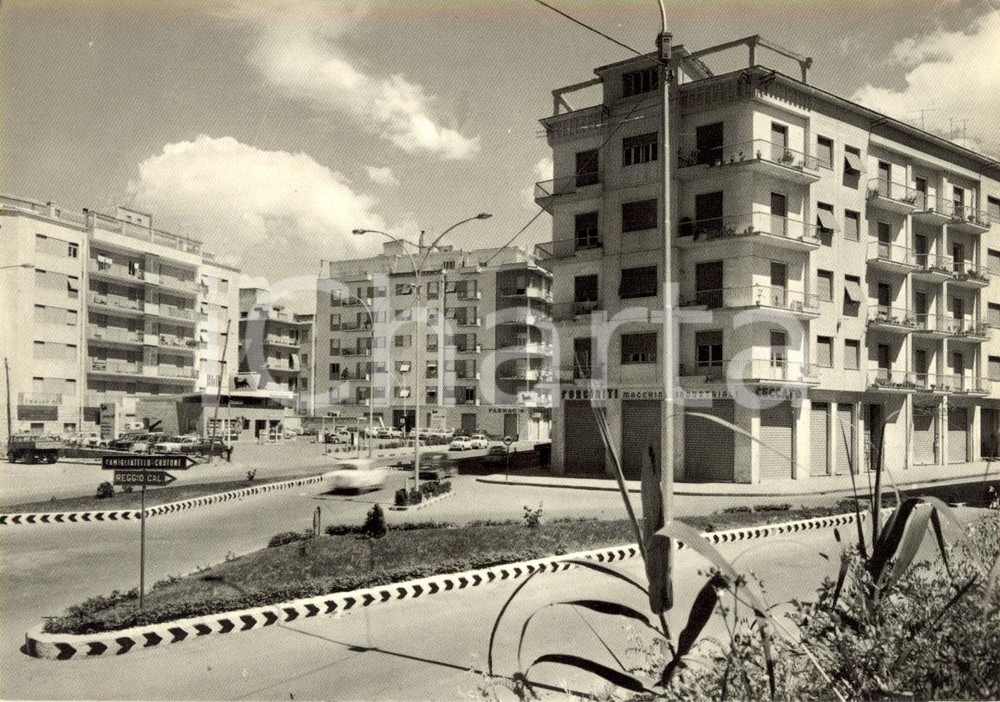 Cartolina originale da collezione 1960 ca COSENZA Veduta di piazza LORETO con negozio PONCIRITI Cartolina FG NV 1
