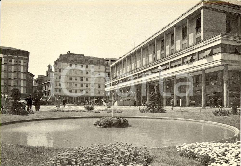 Cartolina originale da collezione 1960 ca REGGIO EMILIA Piazza CAVOUR con passanti e assicurazioni MILANO  FG NV 1