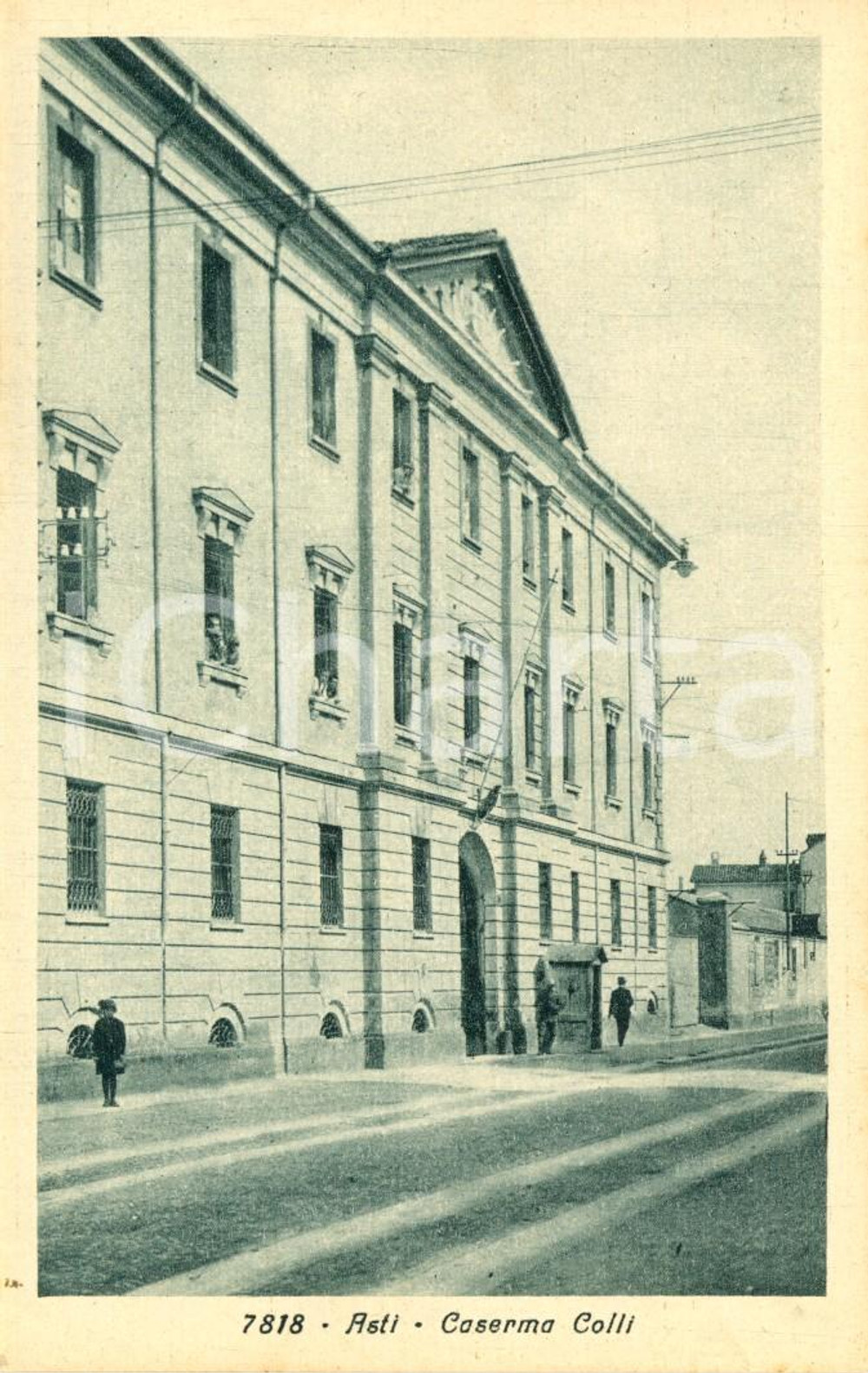Cartolina originale da collezione 1920 ca ASTI Facciata esterna della caserma COLLI Cartolina postale ANIMATA FP 1