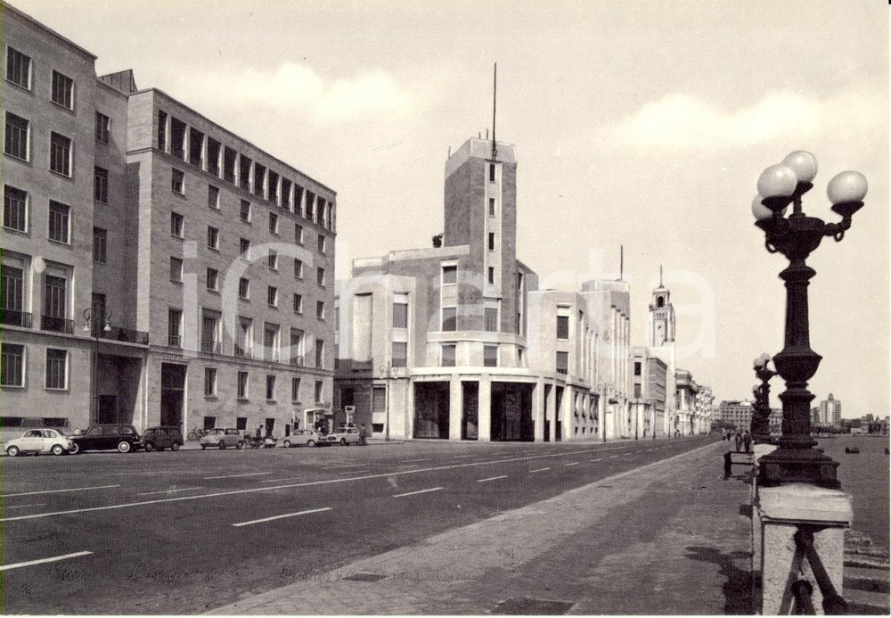 Cartolina originale da collezione 1960 ca BARI Il Palazzo dello Sport sul lungomare Cartolina ANIMATA FG NV 1