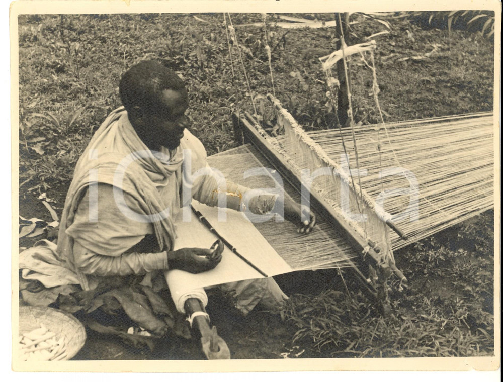 Fotografia d epoca originale 1937 AOI ETIOPIA Tessitore al lavoro con telaio tradizionale Foto DANNEGGIATA 1