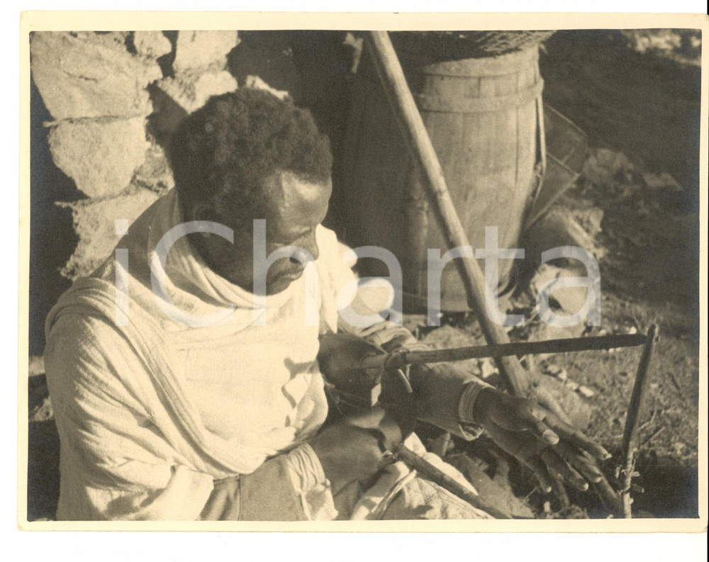 Fotografia d epoca originale 1937 AOI ETIOPIA Suonatore con una cetra tradizionale Fotografia ARTISTICA 1