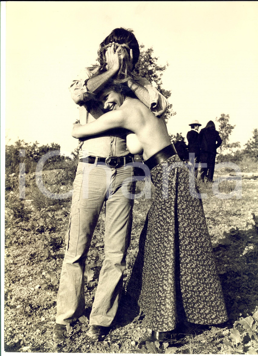 Fotografia d epoca originale 1970 ca MILANO CINEMA D AVANGUARDIA Attore con donna seminuda in un film HIPPY 1
