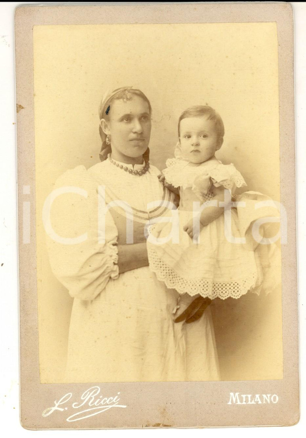 1890 ca MILANO Ritratto di bambina con la balia *Foto LEONE RICCI (3) DATA: 1890 ca  LUOGO: MILANO   TITOLO: RITRATTO DI UNA BALIA CON BAMBINA DESCRIZIONE: Bella fotografia d'epoca, montata su cartone rigido.  FOTOGRAFO: Leone Ricci - Milano  FORMATO: 11 x 17 cm  CONDIZIONI: buone (ma lieve macchia centrale)  Vera fotografia d'epoca, originale, autentica.          originale e autentica 1