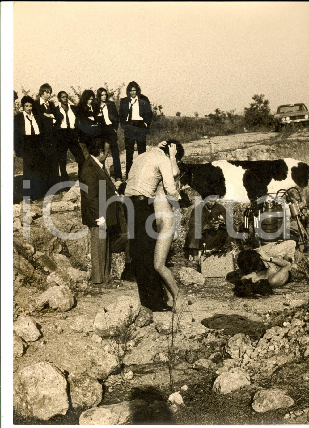 Fotografia d epoca originale 1970 ca MILANO CINEMA D AVANGUARDIA HIPPY Orgia con mungitura di mucche Foto 1