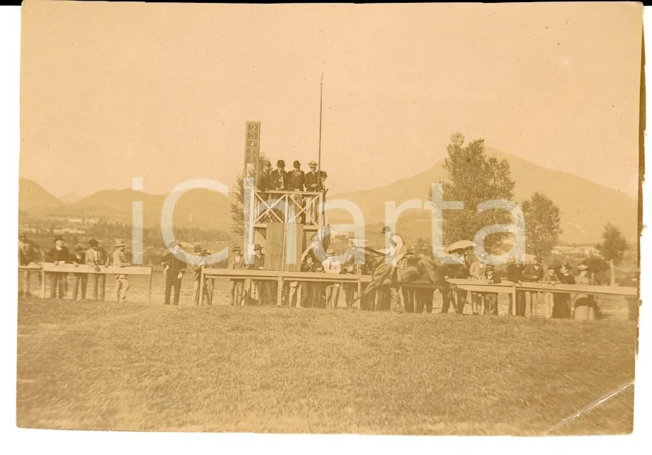 Fotografia d epoca originale 1890 ca IPPICA Passaggio di fantino con carabiniere tra il pubblico Foto 11x8 1