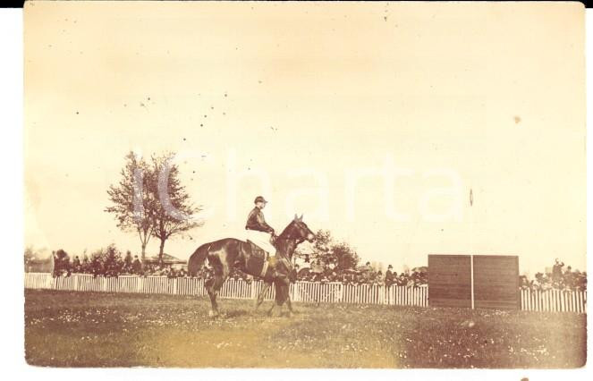 Fotografia d epoca originale 1890 ca IPPICA Fantino al trotto durante una gara Fotografia 8x5 cm 1
