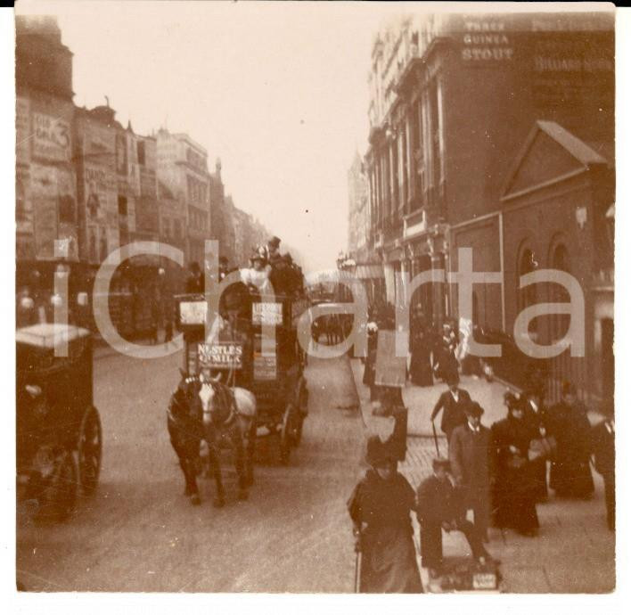 Fotografia d epoca originale 1890 ca LONDON ? Omnibus passa attraverso una strada affollata Foto 9x8 cm 1