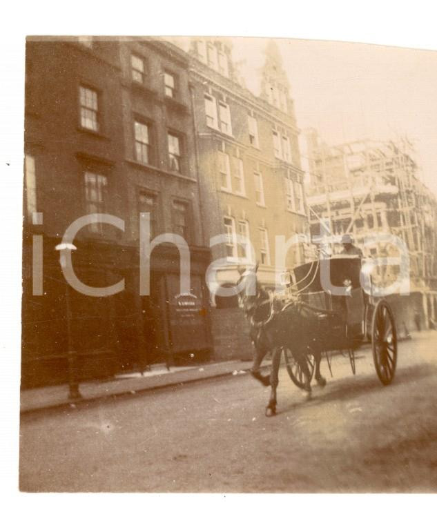 Fotografia d epoca originale 1890 ca LONDON ? Calesse lungo una strada con palazzo in costruzione Foto 8x9 1