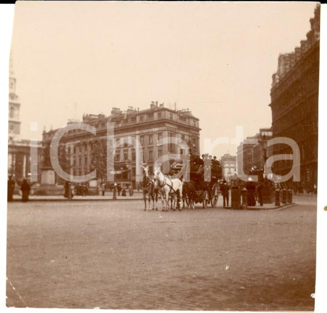 Fotografia d epoca originale 1890 ca LONDON ? Omnibus a cavalli davanti a un hotel Foto 8x8 cm 1