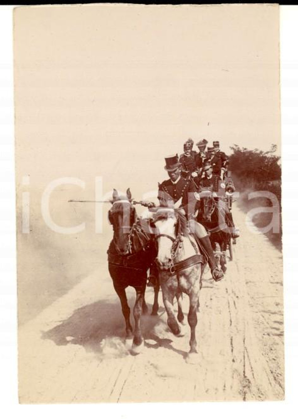 Fotografia d epoca originale 1890 ca AREA LOMBARDA Tiro a quattro con militari e donna a bordo Foto 6x8 1
