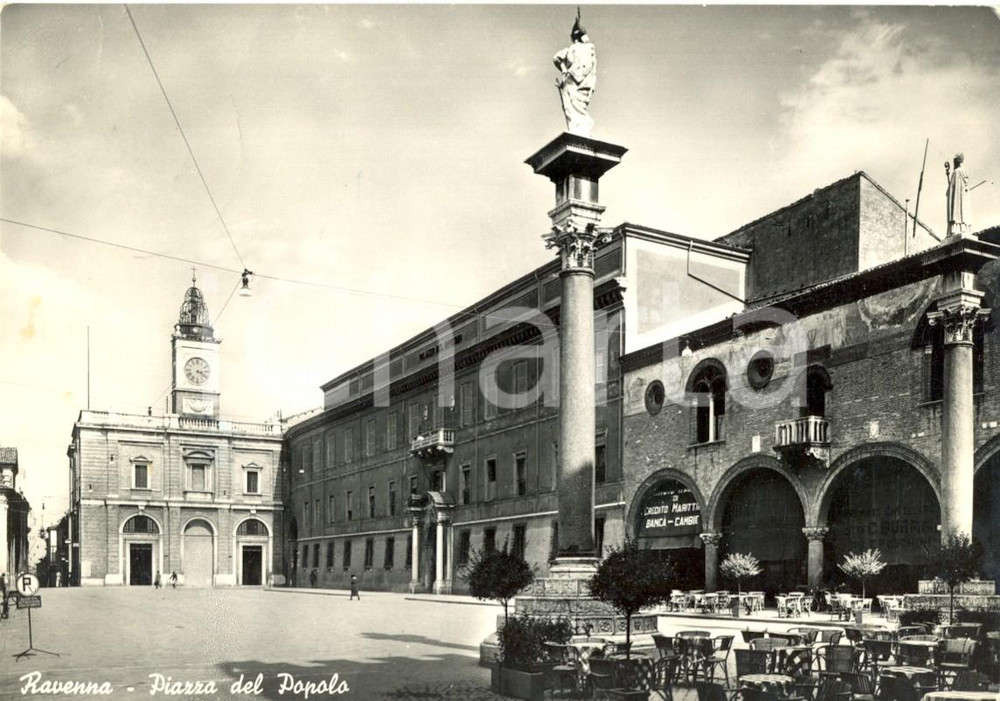 Cartolina originale da collezione 1950 RAVENNA Municipio e banca CREDITO MARITTIMO in piazza del POPOLO FG VG 1