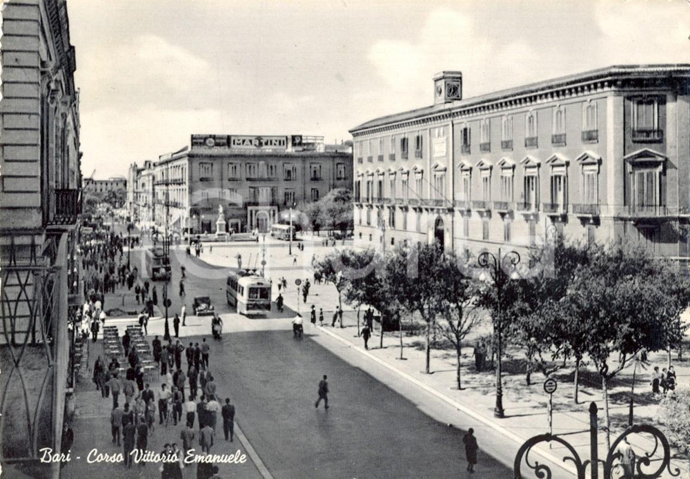 Cartolina originale da collezione 1958 BARI Passanti in corso VITTORIO EMANUELE con insegna MARTINI FG VG 1