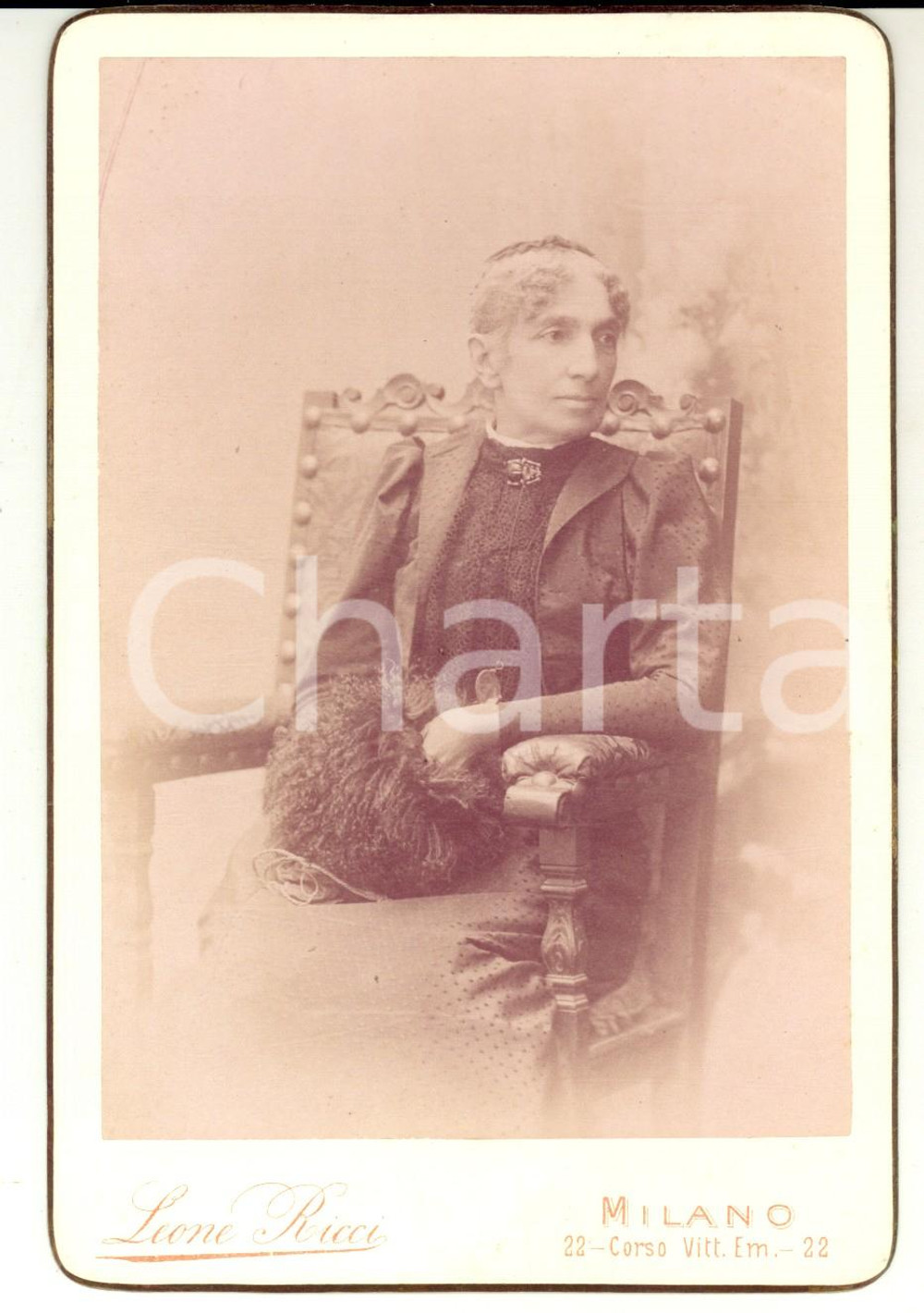 Fotografia d epoca originale 1910 ca MILANO Ritratto di anziana con la borsa del cucito Foto Leone RICCI 1