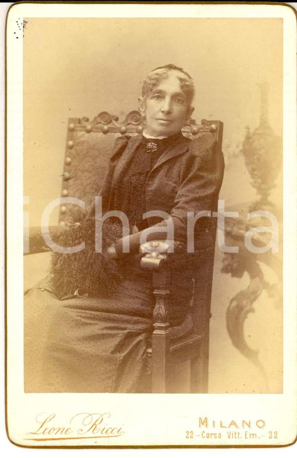 Fotografia d epoca originale 1910 ca MILANO Anziana donna con la borsa del cucito Foto Leone RICCI 1