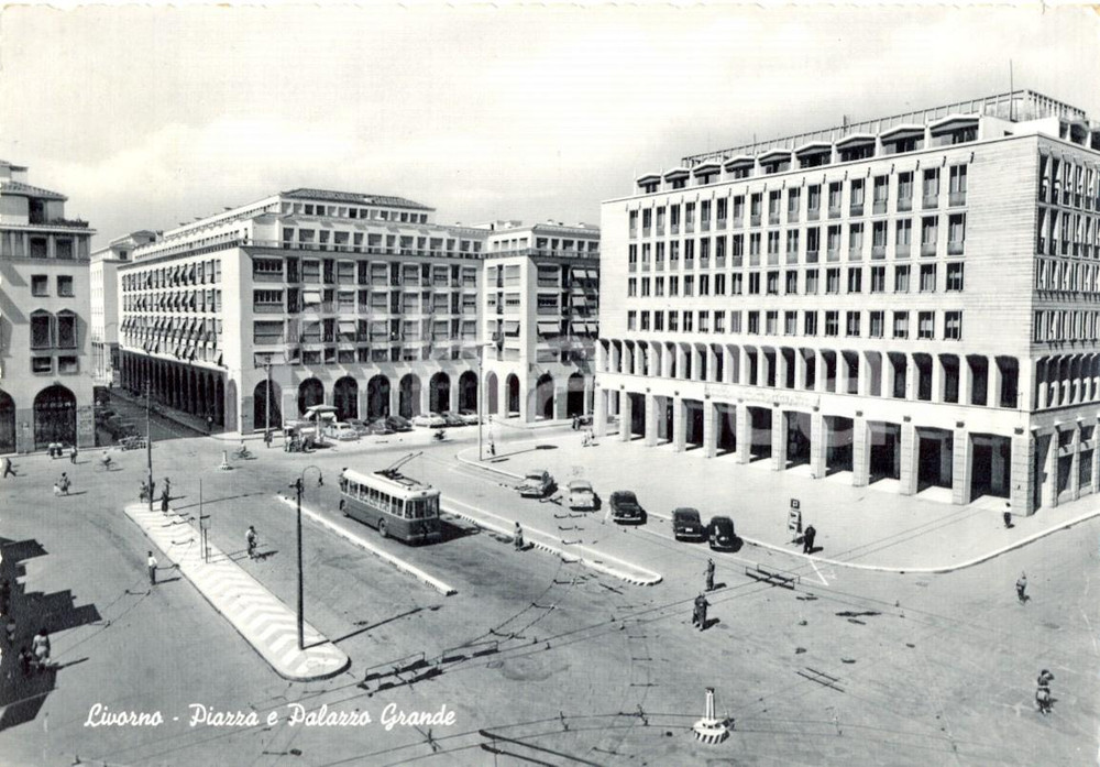 Cartolina originale da collezione 1957 LIVORNO Veduta della piazza con filobus e palazzo GRANDE ANIMATA FG VG 1