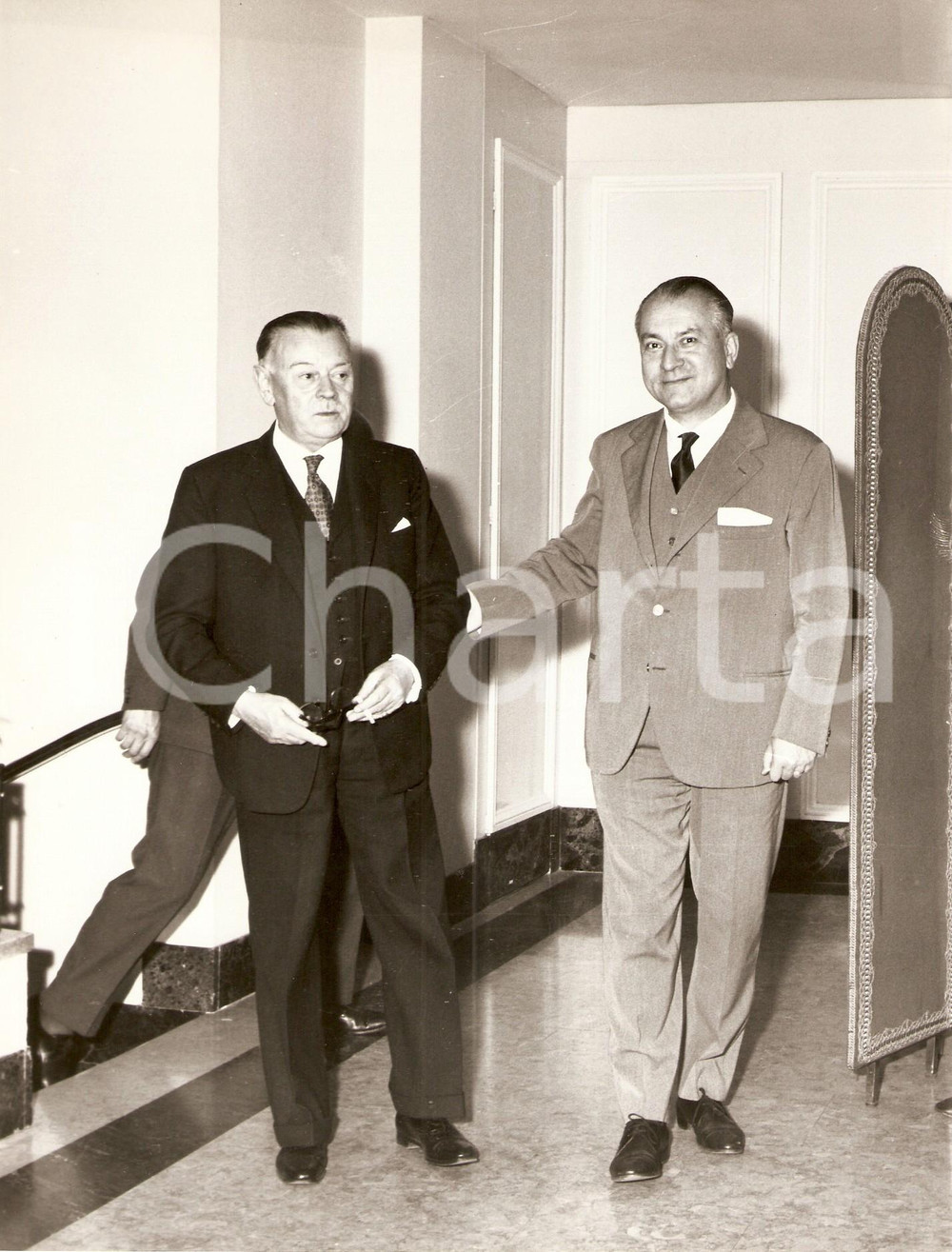 Fotografia d epoca originale 1962 MILANO Congresso Internazionale CARBION Mr. ECKERT con dirigente Foto 1