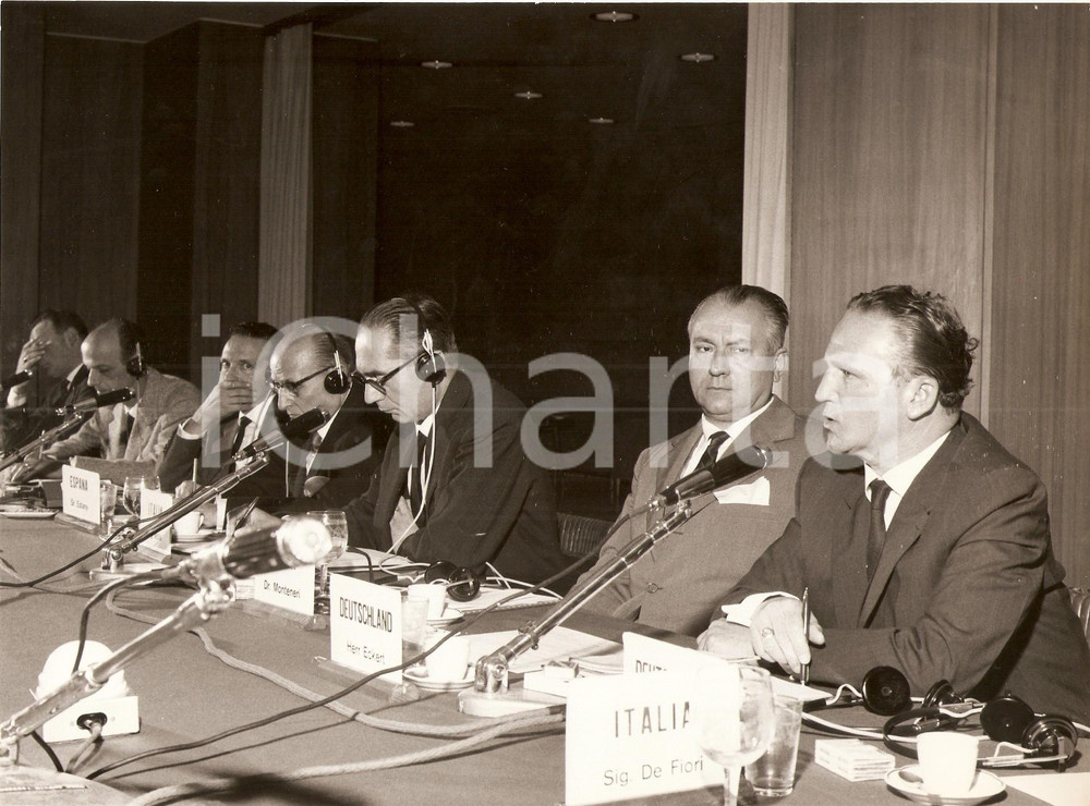 Fotografia d epoca originale 1962 MILANO Congresso Internazionale CARBION Mr. ECKERT ascolta intervento Foto 1