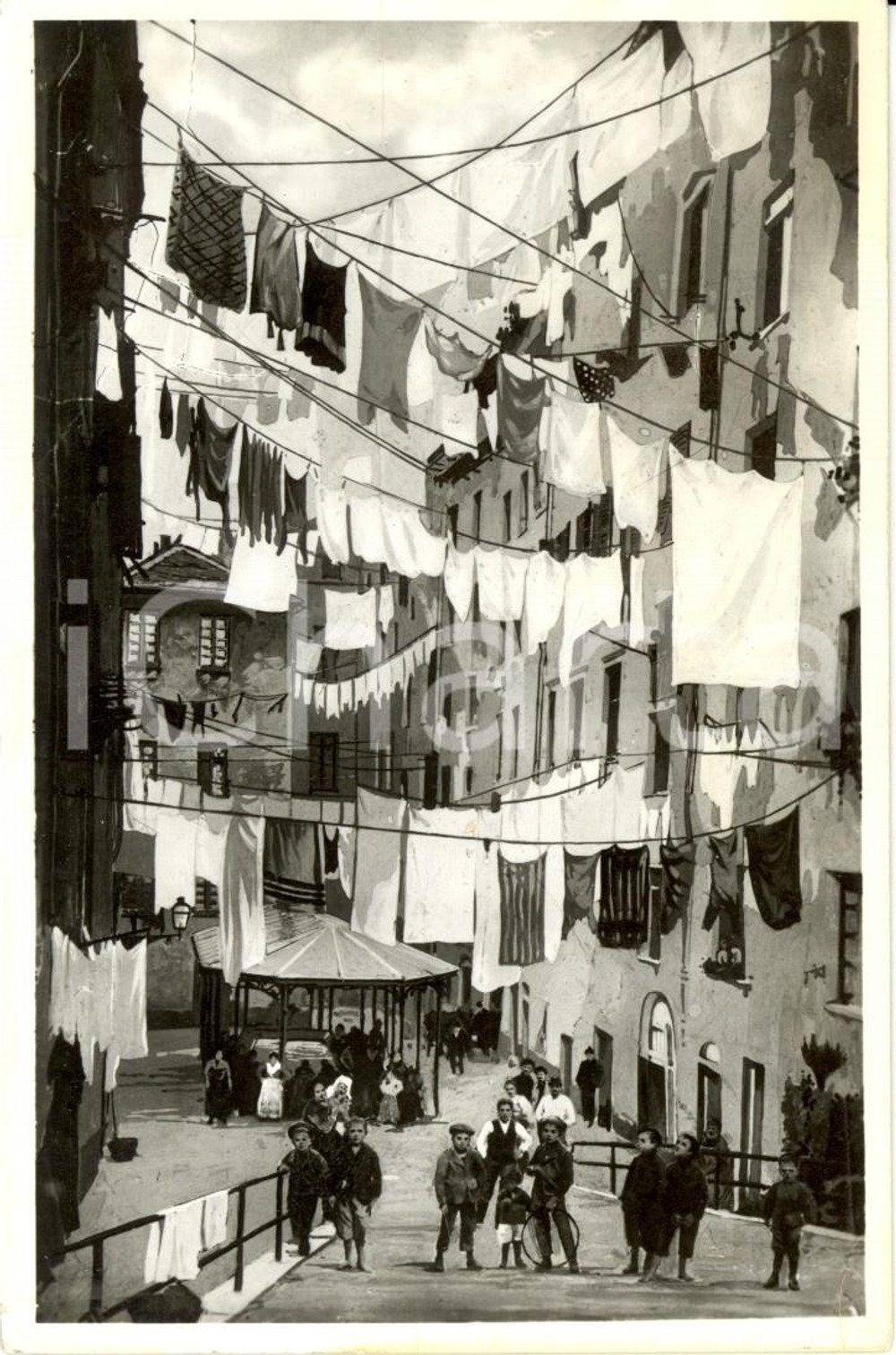 Cartolina originale da collezione 1950 ca GENOVA Vicolo SANTA BRIGIDA con bambini e panni stesi ILLUSTRATA FP NV 1