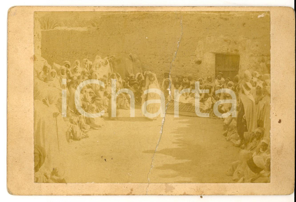 Fotografia d epoca originale 1880 ca EGITTO ? Giovane esegue DANZA ARABA in un villaggio Foto DANNEGGIATA 1