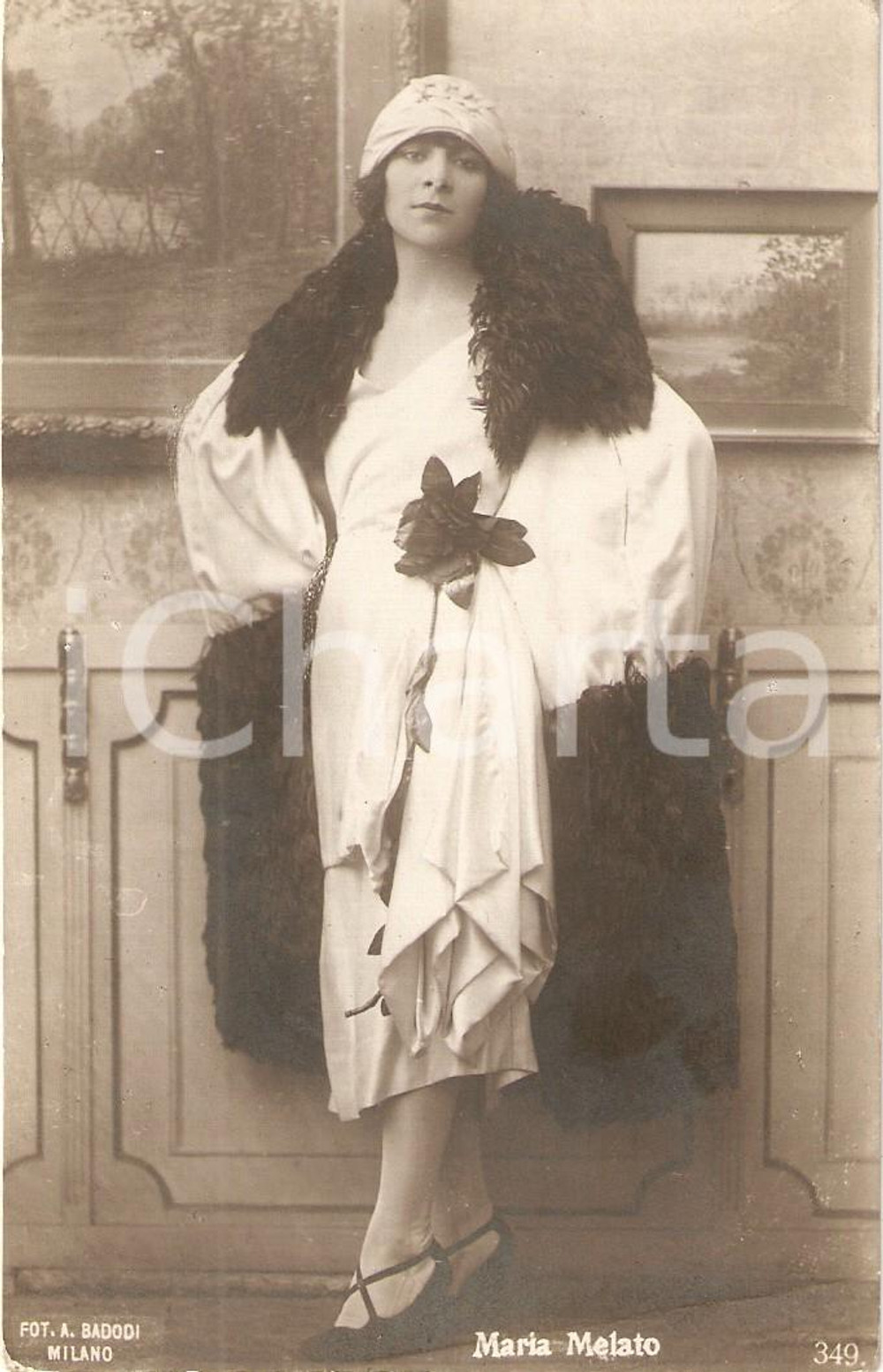 Cartolina originale da collezione 1920 ca CINEMA Attrice Maria MELATO Ritratto con mantella Cartolina FP NV 1