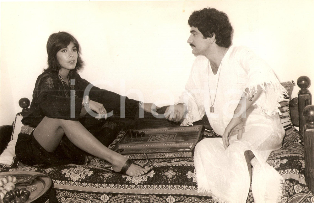 Fotografia d epoca originale 1970 ca GRECIA Nadia CASSINI Yorgo VOYAGIS giocano a backgammon Fotografia 1