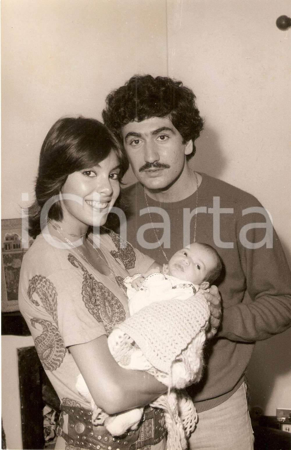 Fotografia d epoca originale 1970 ca GRECIA Nadia CASSINI Yorgo VOYAGIS con la figlia Kassandra Fotografia 1