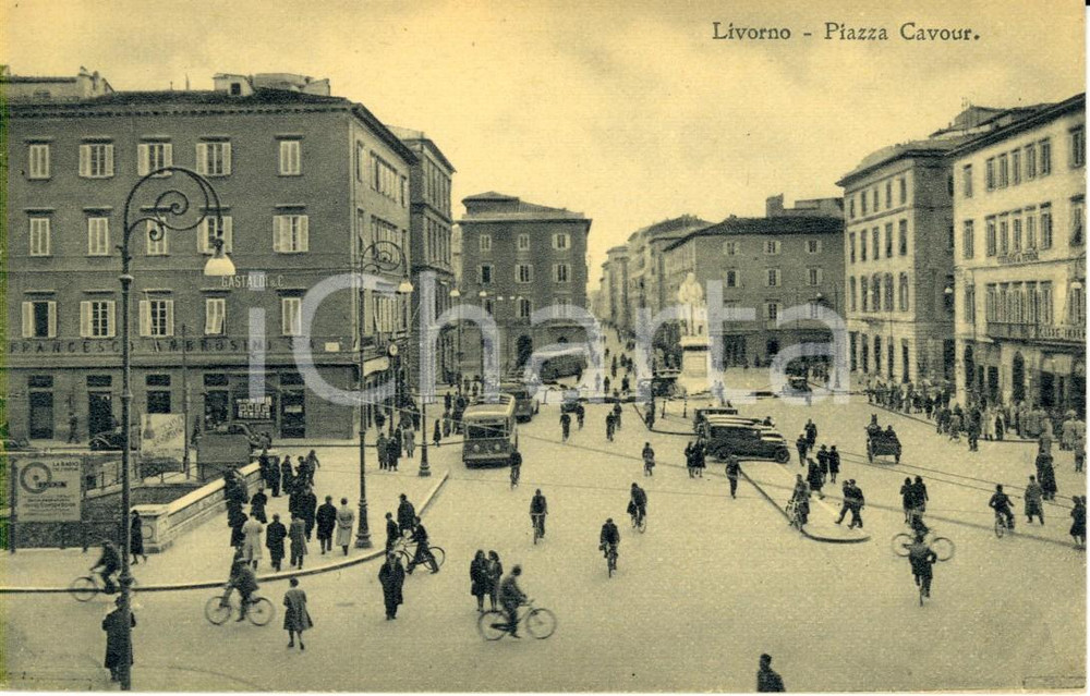 Cartolina originale da collezione 1945 LIVORNO Piazza CAVOUR affollata di passanti, bici, auto e filobus FP VG 1